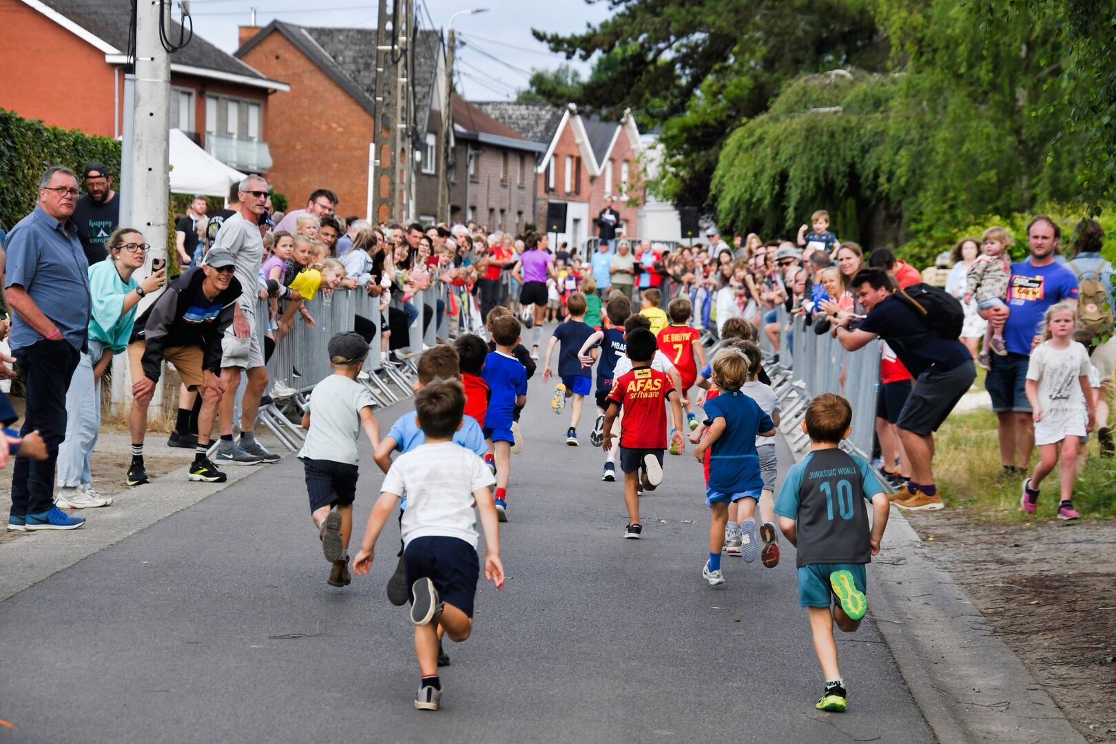 Meisjes sprinten naar de finish