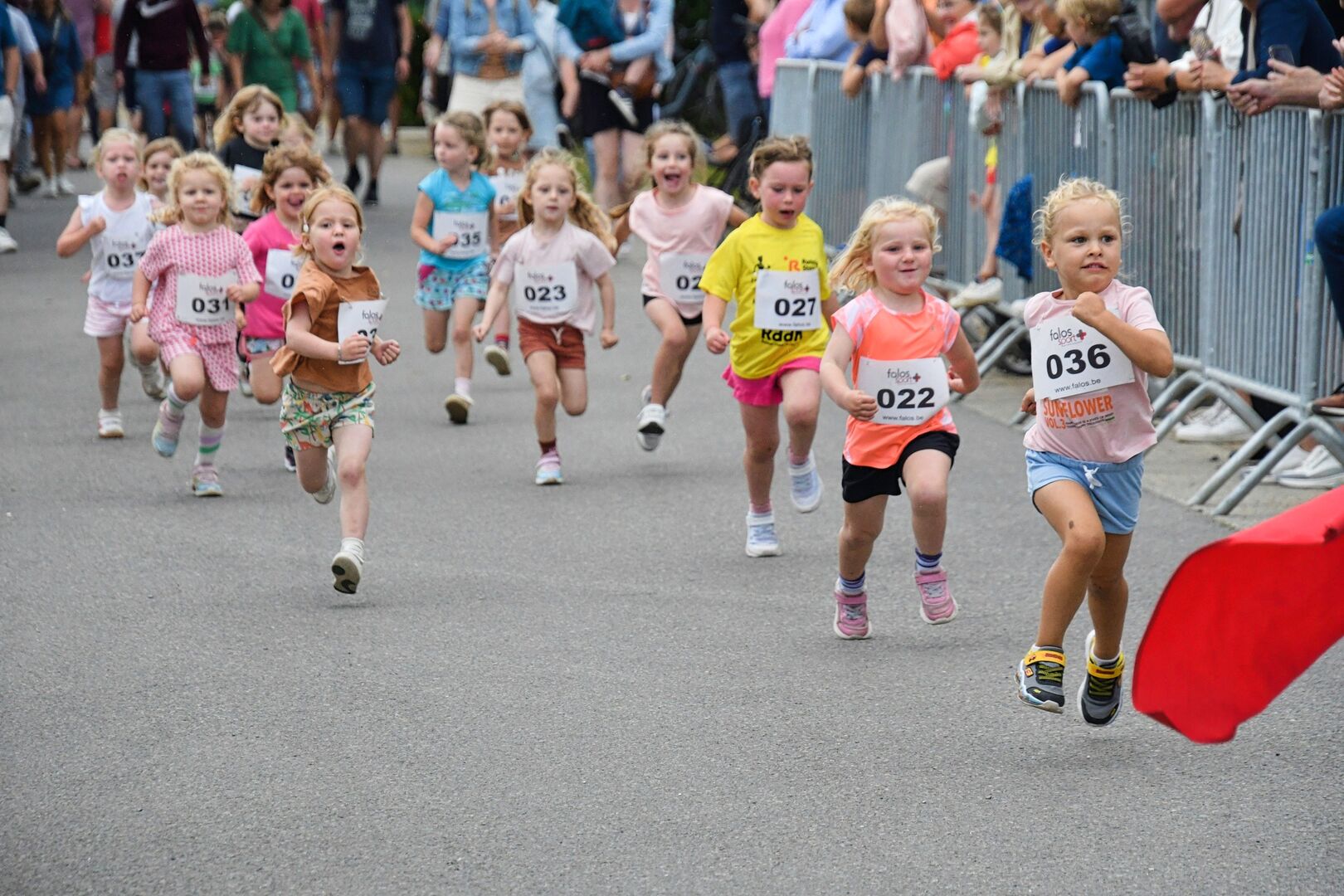 Kinderen lopen de Ronde van Hallaar